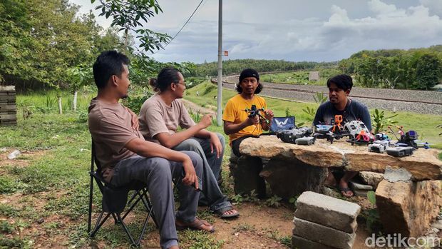 Kelok Mertan View suguhkan pemandangan rel kereta api berkelok yang ciamik. Foto diunggah Sabtu (3/2/2024).