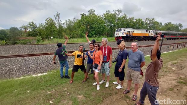 Kelok Mertan View suguhkan pemandangan rel kereta api berkelok yang ciamik. Foto diunggah Sabtu (3/2/2024).