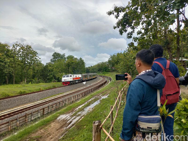 Kelok Mertan View suguhkan pemandangan rel kereta api berkelok yang ciamik. Foto diunggah Sabtu (3/2/2024).