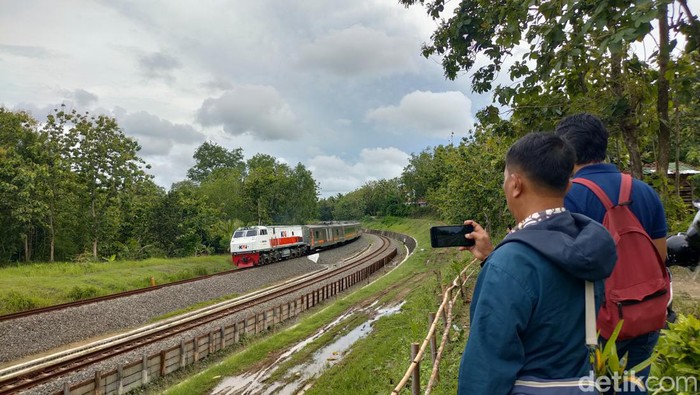 Kelok Mertan View suguhkan pemandangan rel kereta api berkelok yang ciamik. Foto diunggah Sabtu (3/2/2024).