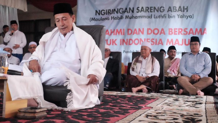 Keluarga besar Bani Falaq ngiring sareng atau ikut dengan Habib Luthfi bin Yahya yang memimpin pemenangan Prabowo-Gibran. Keluarga besar Bani Falaq menggelar deklarasi dukungan di Pesantren Al Falaq, Pagentongan, Kota Bogor, Jawa Barat, Jumat 2 Februari 2023.