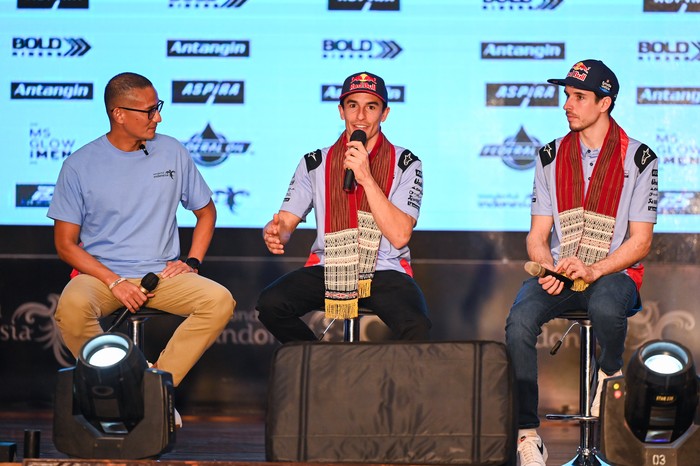 Pebalap Gresini Racing Marc Marquez menyapa tamu undangan saat menghadiri konferens pers Kick-off Gresini Racing Team di Jakarta, Sabtu (3/2/2024). Kementerian Pariwisata dan Ekonomi Kreatif/Badan Pariwisata dan Ekonomi Kreatif sebagai salah satu sponsor Gresini memperkenalkan Marc Marquez dan Alex Marquez untuk musim balap MotoGP 2024. ANTARA FOTO/ Rivan Awal Lingga/rwa.