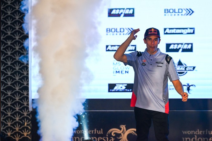 Pebalap Gresini Racing Marc Marquez menyapa tamu undangan saat menghadiri konferens pers Kick-off Gresini Racing Team di Jakarta, Sabtu (3/2/2024). Kementerian Pariwisata dan Ekonomi Kreatif/Badan Pariwisata dan Ekonomi Kreatif sebagai salah satu sponsor Gresini memperkenalkan Marc Marquez dan Alex Marquez untuk musim balap MotoGP 2024. ANTARA FOTO/ Rivan Awal Lingga/rwa.