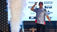 Pebalap Gresini Racing Marc Marquez menyapa tamu undangan saat menghadiri konferens pers Kick-off Gresini Racing Team di Jakarta, Sabtu (3/2/2024).