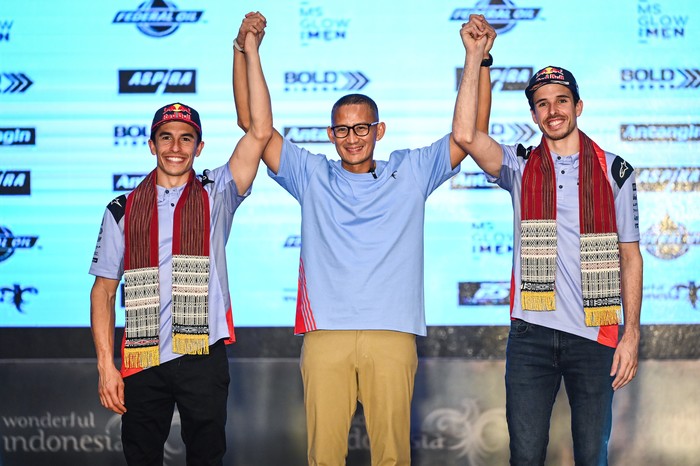 Pebalap Gresini Racing Marc Marquez menyapa tamu undangan saat menghadiri konferens pers Kick-off Gresini Racing Team di Jakarta, Sabtu (3/2/2024). Kementerian Pariwisata dan Ekonomi Kreatif/Badan Pariwisata dan Ekonomi Kreatif sebagai salah satu sponsor Gresini memperkenalkan Marc Marquez dan Alex Marquez untuk musim balap MotoGP 2024. ANTARA FOTO/ Rivan Awal Lingga/rwa.