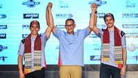 Menteri Pariwisata dan Ekonomi Kreatif/Badan Pariwisata dan Ekonomi Kreatif Sandiaga Uno (tengah) bersama pebalap Gresini Racing Marc Marquez (kiri) dan Alex Marquez (kanan) saat konferensi pers Kick-off Gresini Racing Team di Jakarta, Sabtu (3/2/2024).