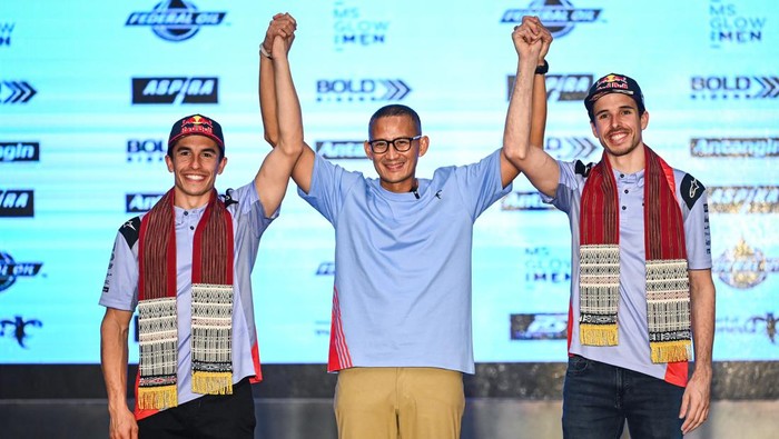 Kemenparekraf perkenalkan tim MotoGP Gresini Racing Pebalap Gresini Racing Marc Marquez menyapa tamu undangan saat menghadiri konferens pers Kick-off Gresini Racing Team di Jakarta, Sabtu (3/2/2024). Kementerian Pariwisata dan Ekonomi Kreatif/Badan Pariwisata dan Ekonomi Kreatif sebagai salah satu sponsor Gresini memperkenalkan Marc Marquez dan Alex Marquez untuk musim balap MotoGP 2024. ANTARA FOTO/ Rivan Awal Lingga/rwa.