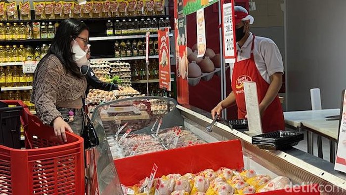 Khusus hari ini, daging ayam, sapi, hingga salmon diobral murah-meriah di Transmart.