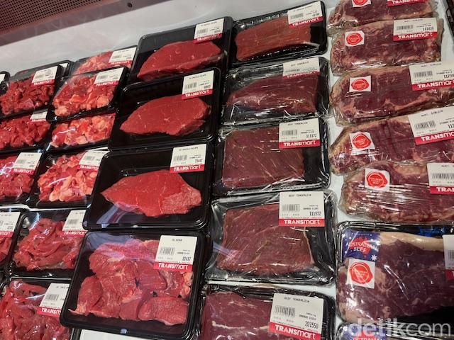 Khusus hari ini, daging ayam, sapi, hingga salmon diobral murah-meriah di Transmart.
