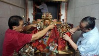 Sejumlah pengurus Kelenteng Hong San Ko Tee atau yang dikenal dengan Klenteng Cokro sedang membersihkan patung Dewa Rejeki.