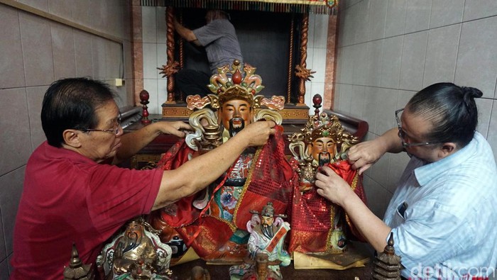 Klenteng Cokro Surabaya Mandikan Rupang Dewa Jelang Imlek