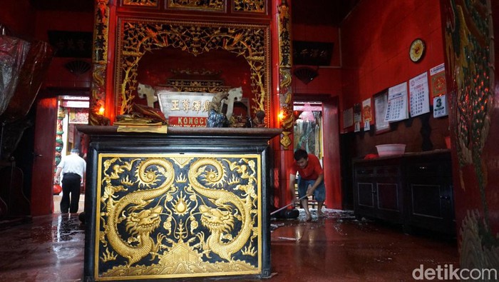 Klenteng Cokro Surabaya Mandikan Rupang Dewa Jelang Imlek