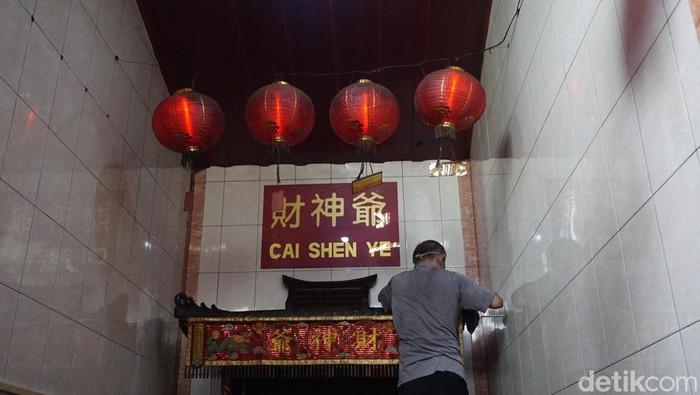 Klenteng Cokro Surabaya Mandikan Rupang Dewa Jelang Imlek