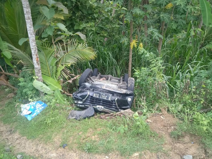 Kondisi mobil yang masuk tebing jurang di jalan Pengasih-Nanggulan, wilayah Dusun Paingan, Sendangsari, Pengasih, Kabupaten Kulon Progo, DIY, Sabtu (3/2/2024) pagi.