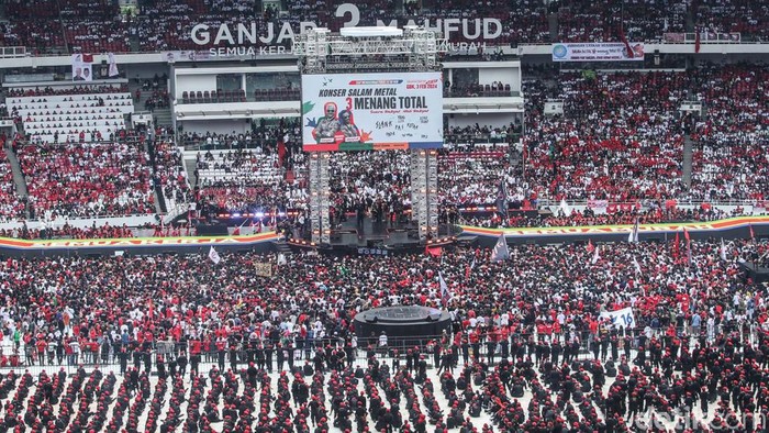 Stadion Utama Gelora Bung Karno (GBK), Jakarta dipenuhi lautan manusia. Mereka adalah massa pendukung Ganjar-Mahfud yang menghadiri kampanye akbar.