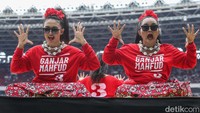Acara tersebut berlangsung riuh dan meriah.