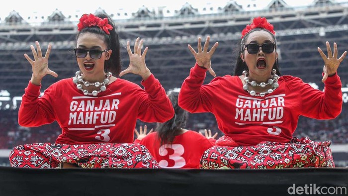 Konser Salam Metal, GBK Memerah dengan Massa Ganjar-Mahfud Stadion Utama Gelora Bung Karno (GBK), Jakarta dipenuhi lautan manusia. Mereka adalah massa pendukung Ganjar-Mahfud yang menghadiri kampanye akbar.