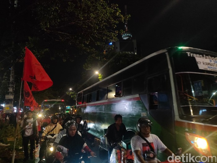 Lalin sekitar GBK macet, 3 Februari 2024 pukul 19.00 WIB. (Rumondang Naibaho, Dwi Rahmawati/detikcom)