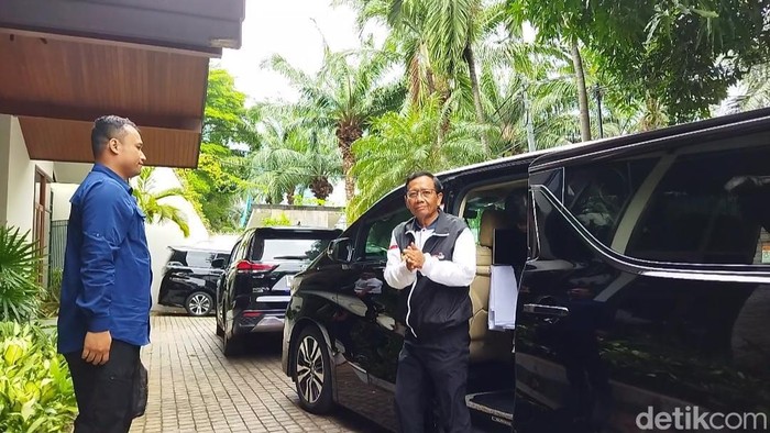 Mahfud Md saat hendak bertemu serikat buruh (Fadil/detikcom)