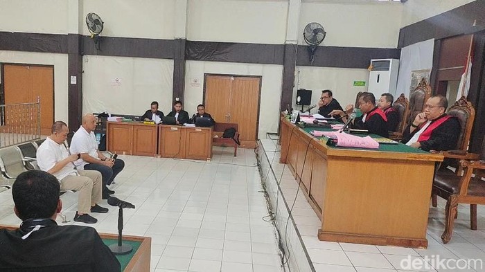Mantan Kepala Dinas PUPR Musi Banyuasin Herman Mayori dan Bram Rizal selaku Kabid Penerangan Jalan Umum Jalani Sidang tuntutan.