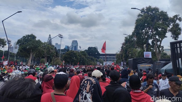 Massa pendukung Ganjar-Mahfud ke GBK untuk melihat Konser Salam Metal, 3 Februari 2023. (Dwi Rahmawati/detikcom)