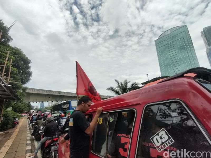 Massa pendukung Ganjar-Mahfud ke GBK untuk melihat Konser Salam Metal, 3 Februari 2023. (Dwi Rahmawati/detikcom)