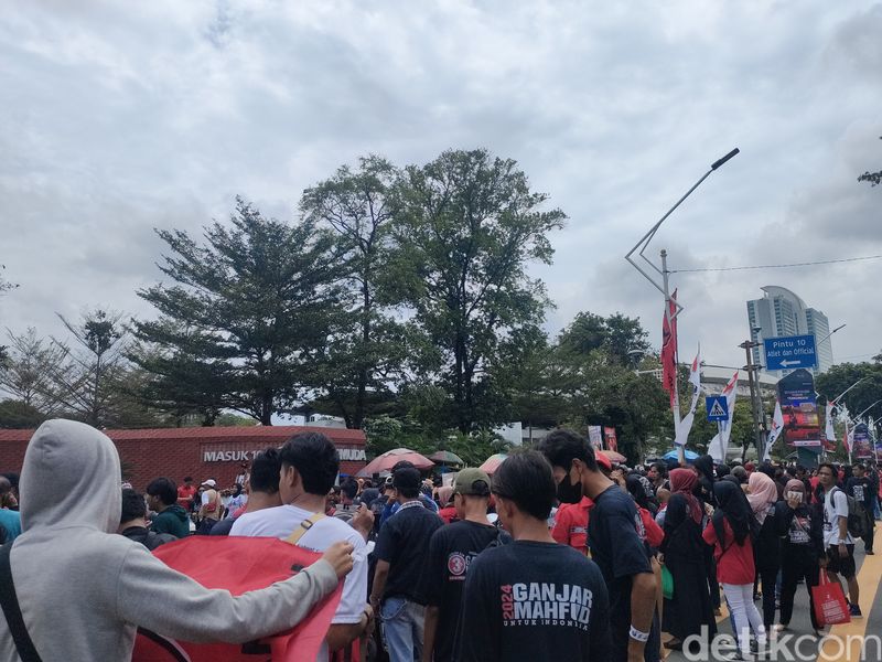 Massa pendukung Ganjar-Mahfud ke GBK untuk melihat Konser Salam Metal, 3 Februari 2023. (Dwi Rahmawati/detikcom)