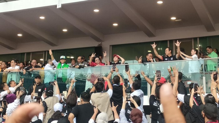 Ketua Umum DPP PDI Perjuangan (PDIP) Megawati Soekarnoputri menghadiri kampanye akbar pasangan Ganjar Pranowo-Mahfud Md di Stadion Utama Gelora Bung Karno (SUGBK), Senayan, Jakarta, Sabtu (3/2/2024). Megawati didampingi putra-putrinya sekaligus Ketua DPP PDIP Prananda Prabowo dan Puan Maharani.