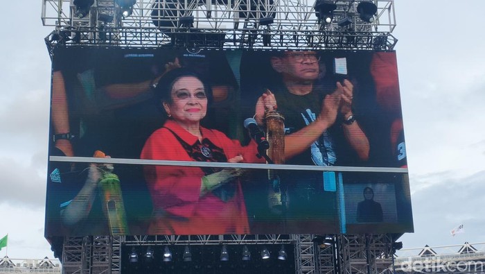Megawati Pimpin 10 Ribu Kentongan Kewaspadaan Bentuk Lawan Intimidasi (Dwi/detikcom).