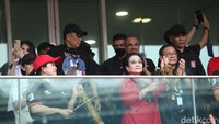 Ketua Umum PDI Perjuangan Megawati Soekarnoputri memimpin pemukulan kentongan tanda waspada untuk melawan segala bentuk intimidasi. 