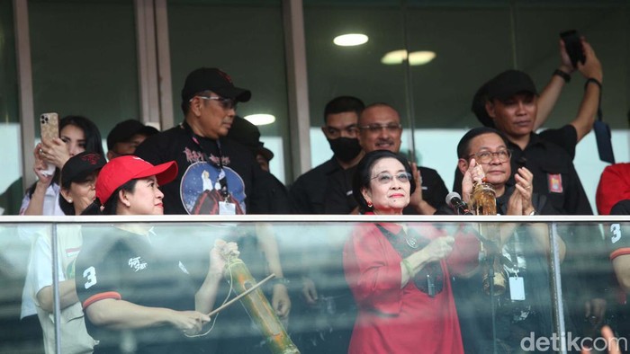 Ketum PDIP Megawati Soekarnoputri memukul kentongan saat kampanye akbar Ganjar-Mahfud di SUGBK, Jakarta. Ia menyebut hal itu sebagai bentuk kewaspadaan.