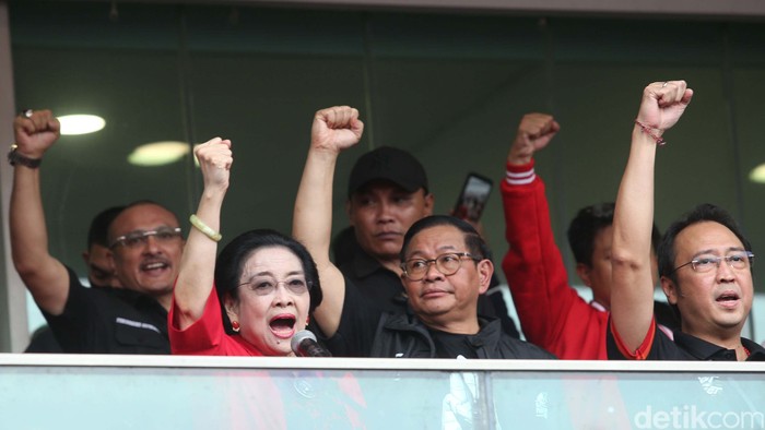 Ketum PDIP Megawati Soekarnoputri memukul kentongan saat kampanye akbar Ganjar-Mahfud di SUGBK, Jakarta. Ia menyebut hal itu sebagai bentuk kewaspadaan.