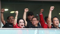 Pantauan detikcom di Stadion Utama GBK, Sabtu (3/2/2024), Mega mengakhiri pidatonya dengan membunyikan kentongan. Ia menyebut hal itu sebagai bentuk kewaspadaan.