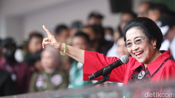Megawati Pimpin Pemukulan Kentongan di GBK Ketum PDIP Megawati Soekarnoputri memukul kentongan saat kampanye akbar Ganjar-Mahfud di SUGBK, Jakarta. Ia menyebut hal itu sebagai bentuk kewaspadaan.