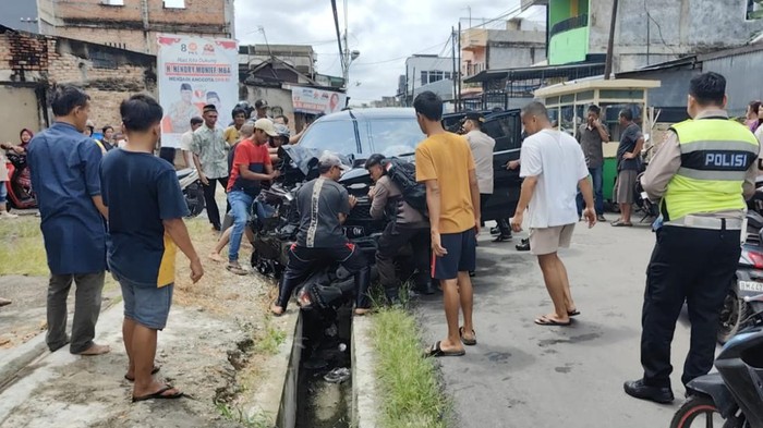 Mobil Xpander yang menabrak pemotor dan pejalan kaki di Pekanbaru. (Dok Satlantas Polresta Pekanbaru)
