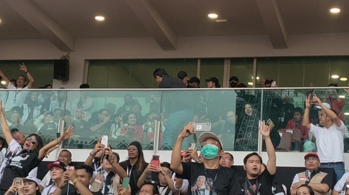 Politikus PDIP Basuki Tjahaja Purnama (Ahok) ikut memeriahkan konser akbar Ganjar-Mahfud MD di Stadion Utama Gelora Bung Karno (SUGBK), Sabtu (3/2/2024). Momen menarik terjadi kala Ahok mengabadikan foto Ketum PDIP Megawati Soekarnoputri bersama dengan pendukung.
