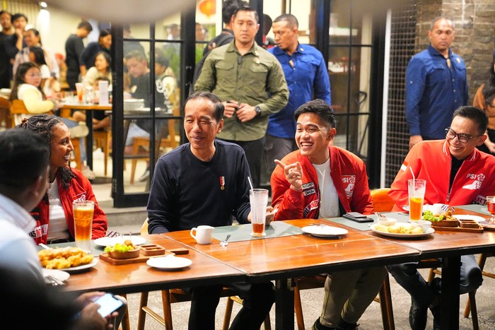 Presiden RI Joko Widodo bertemu dengan sejumlah pengurus PSI, diantaranya Ketum Kaesang Pangarep, dan sejumlah kader muda PSI di Braga Permai, Bandung, Jawa Barat, Sabtu (3/2/2024) malam.