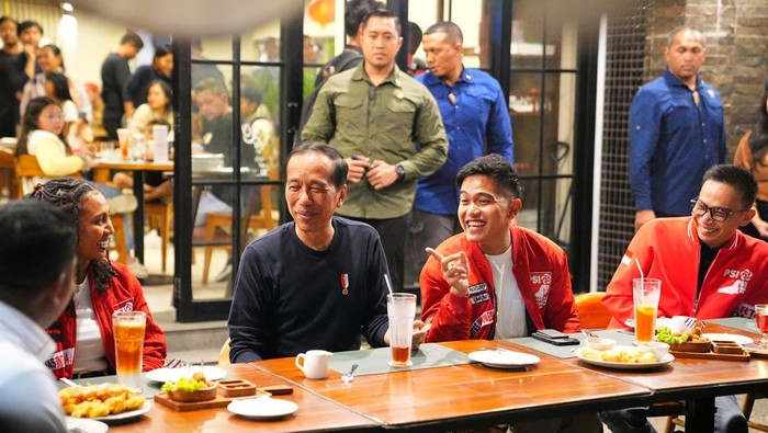 Presiden RI Joko Widodo bertemu dengan sejumlah pengurus PSI, diantaranya Ketum Kaesang Pangarep, dan sejumlah kader muda PSI di Braga Permai, Bandung, Jawa Barat, Sabtu (3/2/2024) malam.