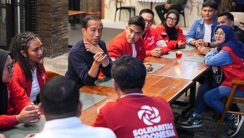 Presiden RI Joko Widodo bertemu dengan sejumlah pengurus PSI, diantaranya Ketum Kaesang Pangarep, dan sejumlah kader muda PSI di Braga Permai, Bandung, Jawa Barat, Sabtu (3/2/2024) malam.