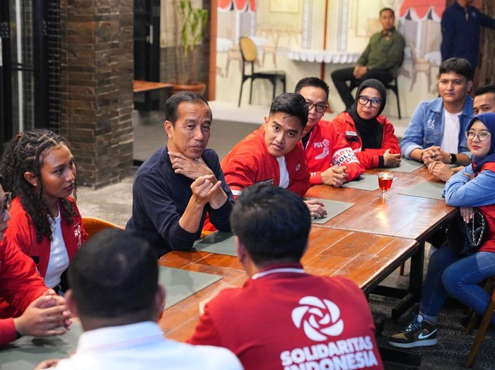 Presiden RI Joko Widodo bertemu dengan sejumlah pengurus PSI, diantaranya Ketum Kaesang Pangarep, dan sejumlah kader muda PSI di Braga Permai, Bandung, Jawa Barat, Sabtu (3/2/2024) malam.