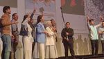 Momen Pose 2 Jari Erick Thohir hingga Ridwan Kamil di Depan Gambar Prabowo-Gibran