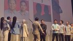 Momen Pose 2 Jari Erick Thohir hingga Ridwan Kamil di Depan Gambar Prabowo-Gibran