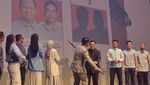 Momen Pose 2 Jari Erick Thohir hingga Ridwan Kamil di Depan Gambar Prabowo-Gibran