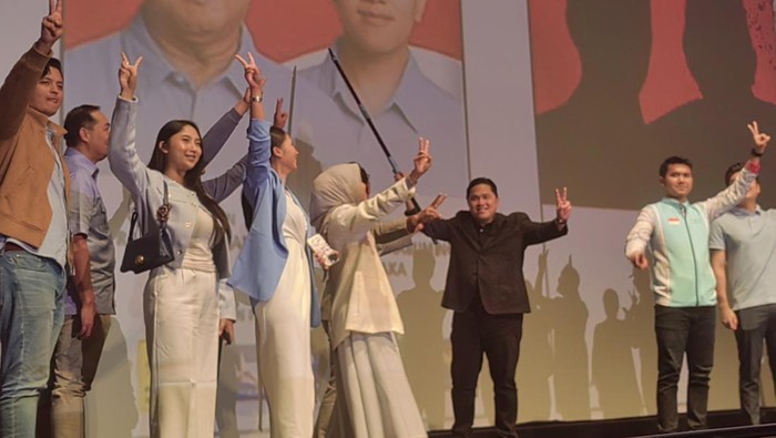 Erick Thohir melakukan deklarasi dukungan kepada pasangan calon presiden Prabowo-Gibran. Erick Thohir bersama Ridwan Kamil sempat melakukan salam dua jari.