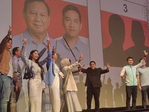 Momen Pose 2 Jari Erick Thohir hingga Ridwan Kamil di Depan Gambar Prabowo-Gibran