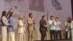 Momen Pose 2 Jari Erick Thohir hingga Ridwan Kamil di Depan Gambar Prabowo-Gibran