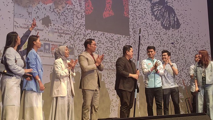 Momen Pose 2 Jari Erick Thohir hingga Ridwan Kamil di Depan Gambar Prabowo-Gibran Erick Thohir melakukan deklarasi dukungan kepada pasangan calon presiden Prabowo-Gibran. Erick Thohir bersama Ridwan Kamil sempat melakukan salam dua jari.