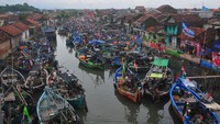 Nelayan setempat mengatakan, sejak sepekan terakhir sebagian besar nelayan di wilayah itu memilih libur melaut akibat cuaca buruk dengan ombak mencapai 2,5 meter yang membahayakan keselamatan nelayan.