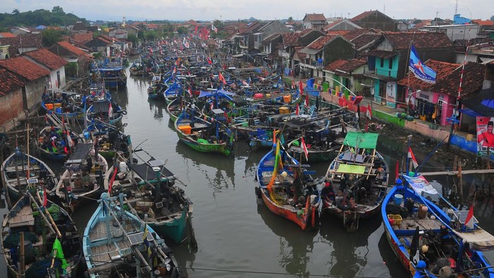 Nelayan menerjang gelombang di kawasan Pelabuhan Jepara, Jobokuto, Jepara, Jawa Tengah, Sabtu (3/2/2024). Nelayan setempat mengatakan, sejak sepekan terakhir sebagian besar nelayan di wilayah itu memilih libur melaut akibat cuaca buruk dengan ombak mencapai 2,5 meter yang membahayakan keselamatan nelayan. ANTARA FOTO/Yusuf Nugroho/rwa.