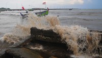 Nelayan menerjang gelombang di kawasan Pelabuhan Jepara, Jobokuto, Jepara, Jawa Tengah, Sabtu (3/2/2024).